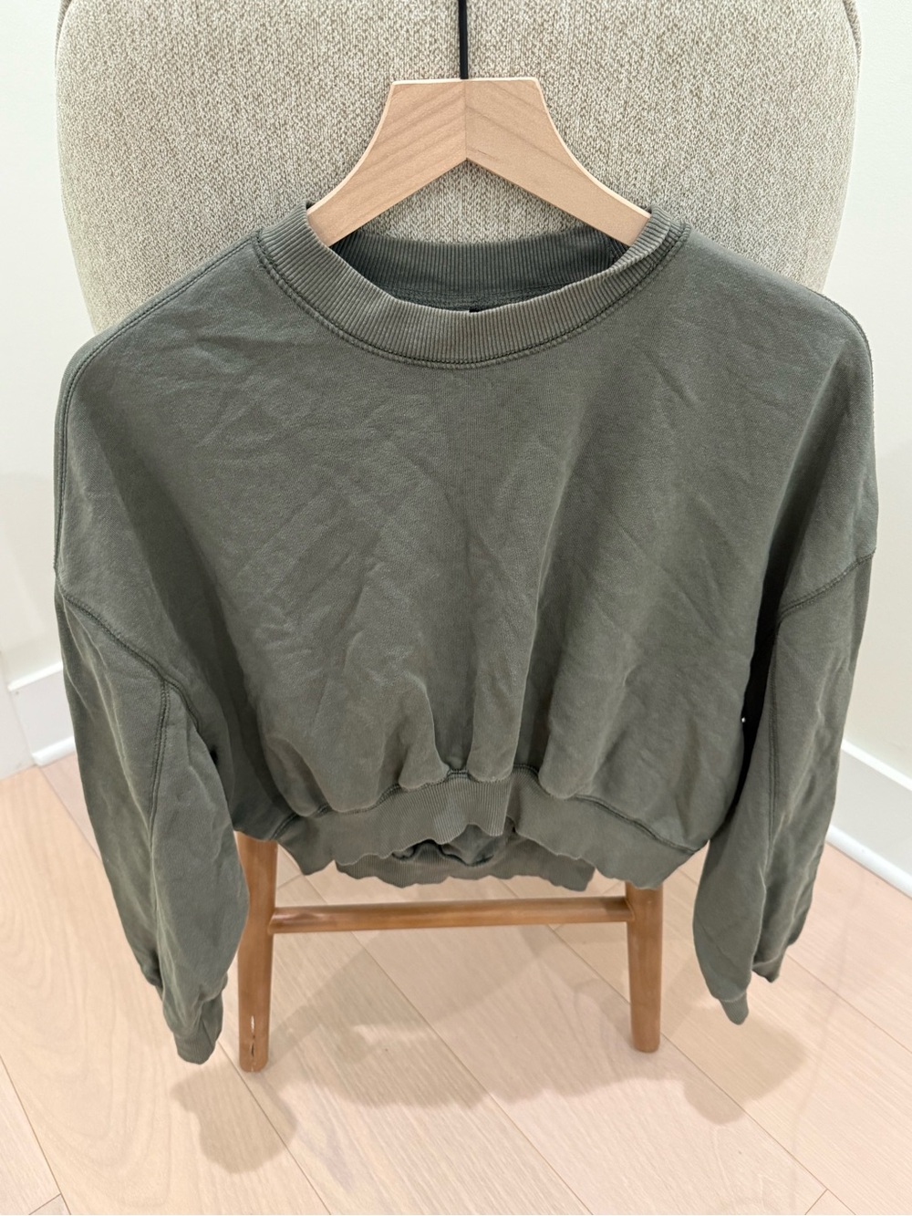 H&M Divided Olive Green Cropped Crewneck Sweatshirt Size Medium